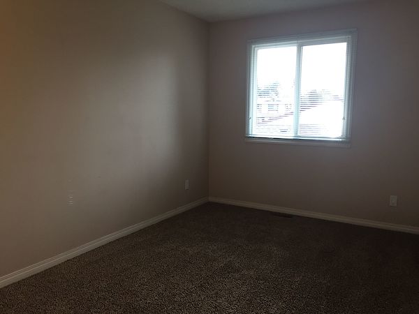 Expect QUALITY & VALUE *** CLEAN & EXPERTLY Upgraded Townhome - Thumbnail 30