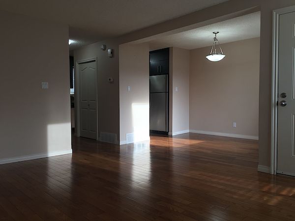 Expect QUALITY & VALUE *** CLEAN & EXPERTLY Upgraded Townhome - Thumbnail 7