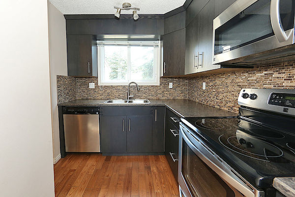 Expect QUALITY & VALUE *** CLEAN & EXPERTLY Upgraded Townhome - Thumbnail 11