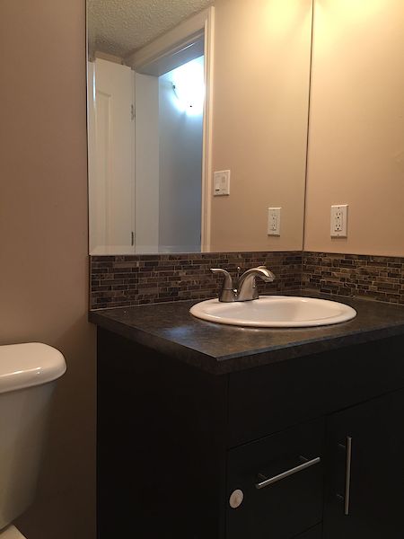 Expect QUALITY & VALUE *** CLEAN & EXPERTLY Upgraded Townhome - Thumbnail 38
