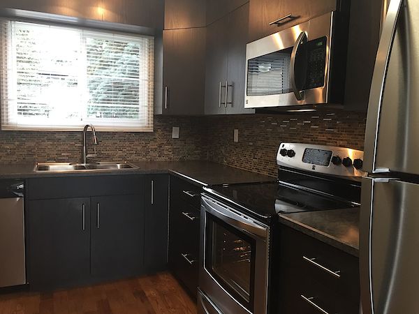 Expect QUALITY & VALUE *** CLEAN & EXPERTLY Upgraded Townhome - Thumbnail 14