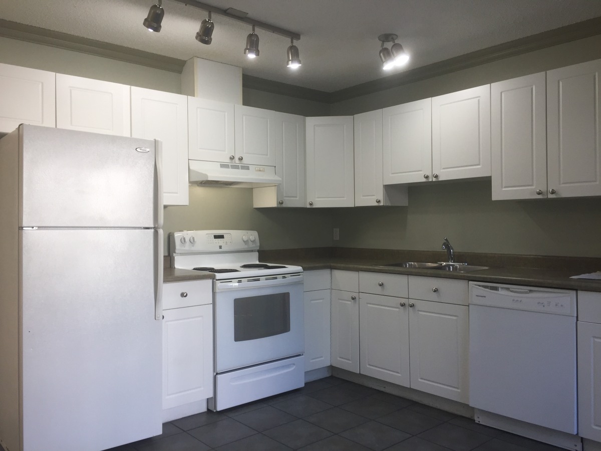CLEAN Contemporary Townhome with ATTACHED GARAGE >>> 3 minutes to Anthony Henday - Thumbnail 9