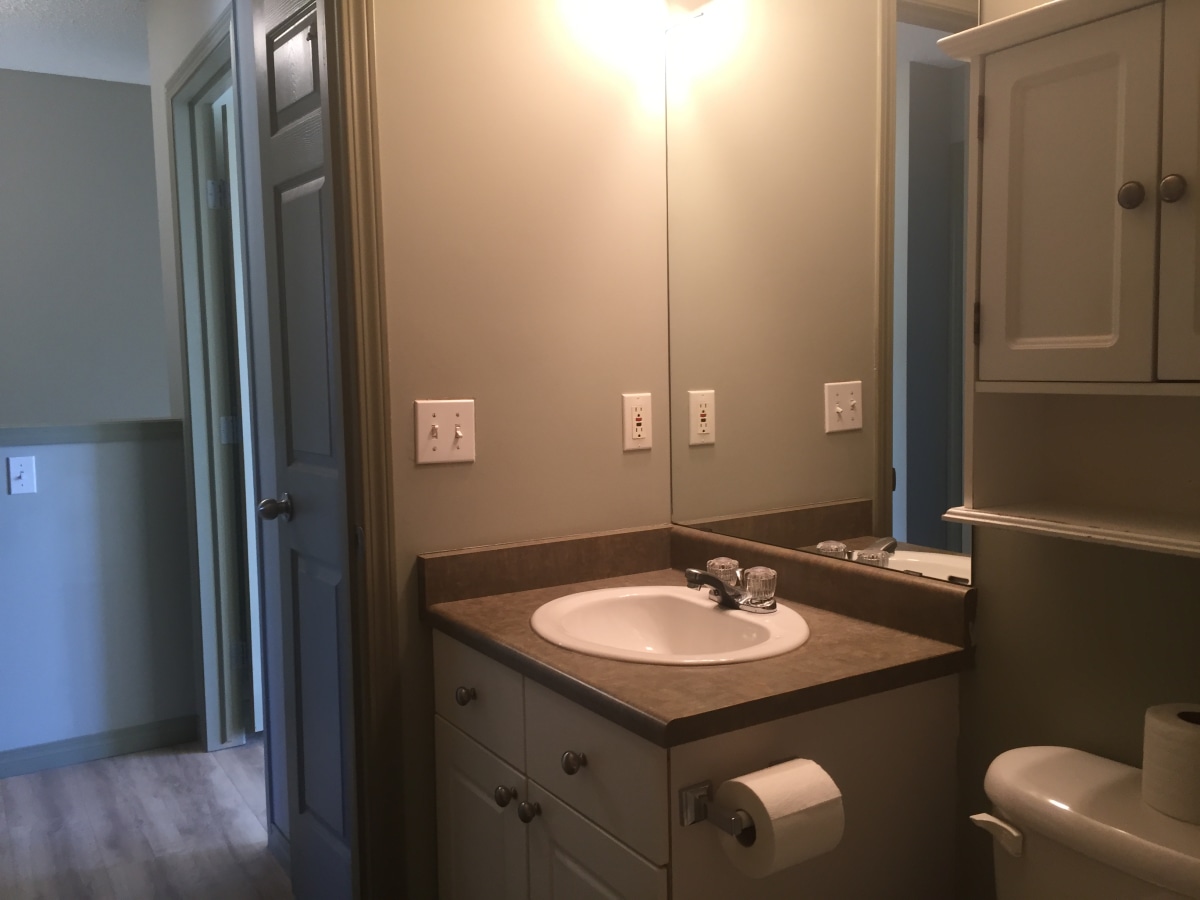 CLEAN Contemporary Townhome with ATTACHED GARAGE >>> 3 minutes to Anthony Henday - Thumbnail 27