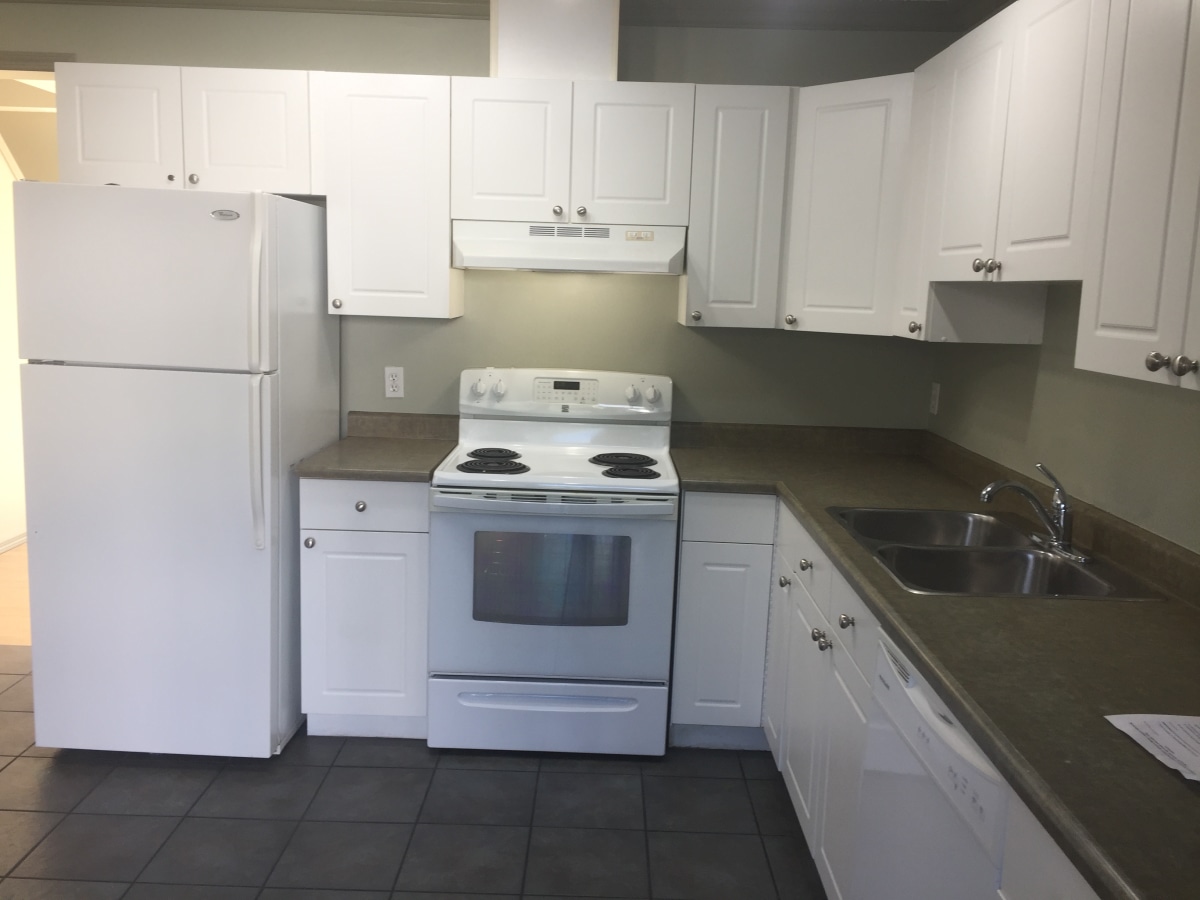 CLEAN Contemporary Townhome with ATTACHED GARAGE >>> 3 minutes to Anthony Henday - Thumbnail 10