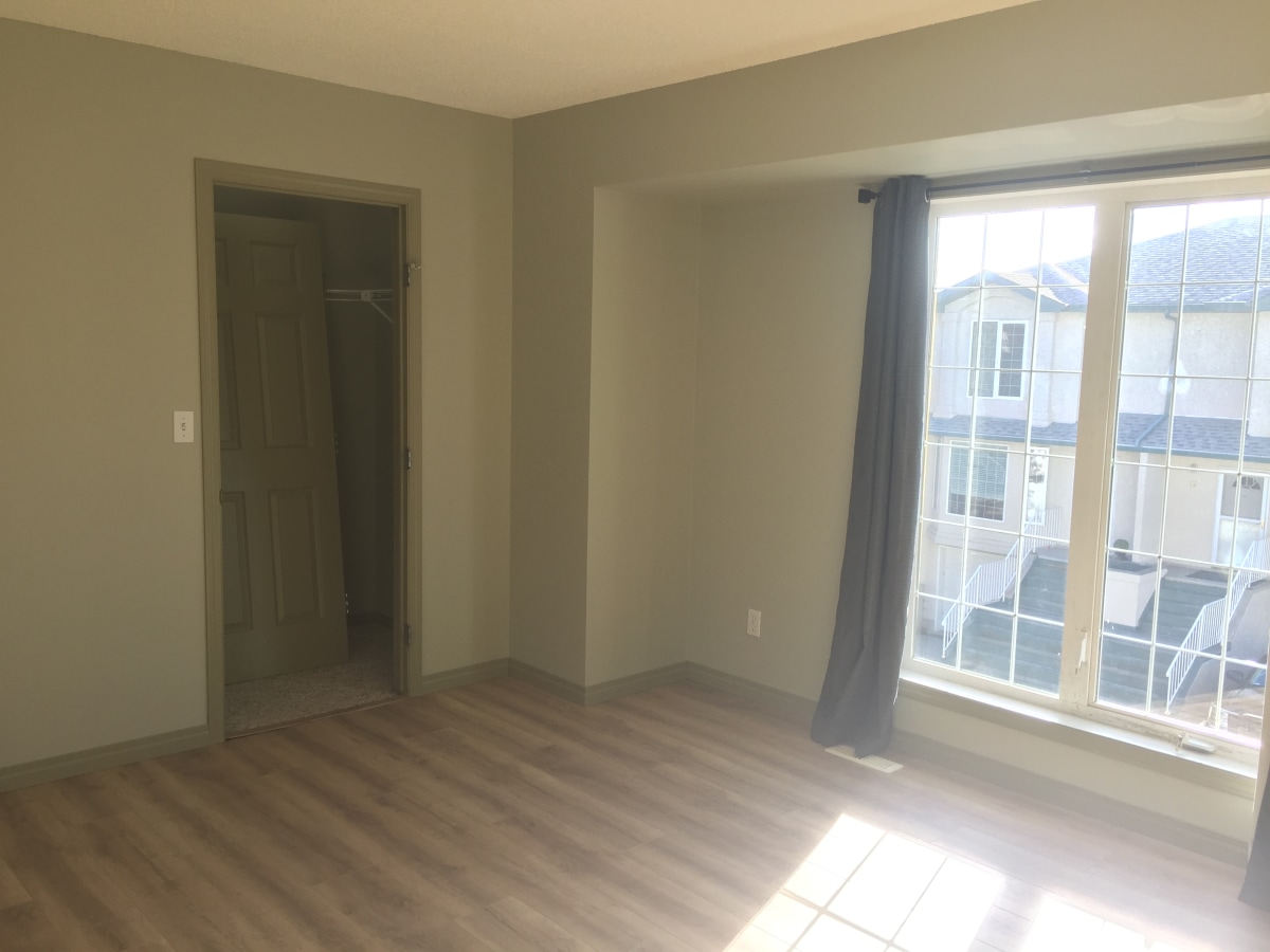 CLEAN Contemporary Townhome with ATTACHED GARAGE >>> 3 minutes to Anthony Henday - Thumbnail 17