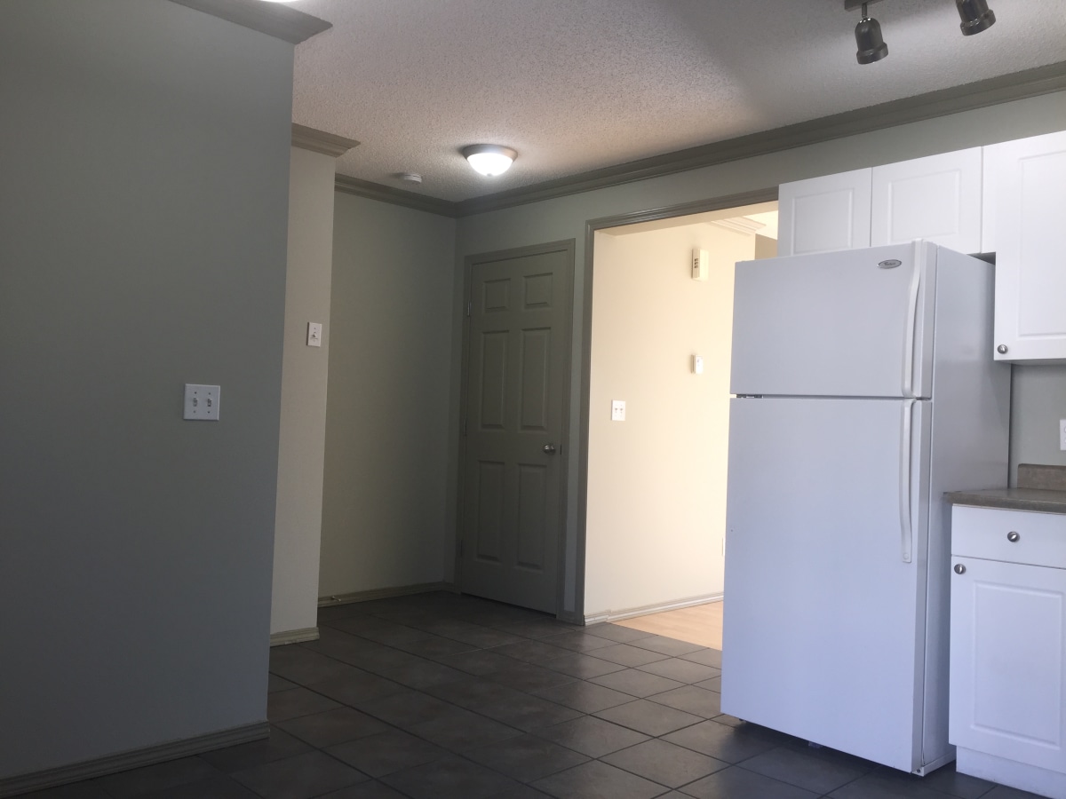 CLEAN Contemporary Townhome with ATTACHED GARAGE >>> 3 minutes to Anthony Henday - Thumbnail 14