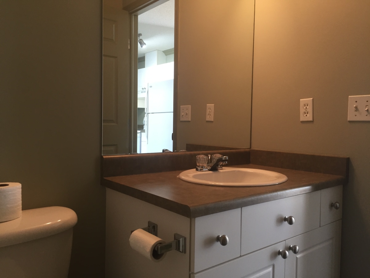 CLEAN Contemporary Townhome with ATTACHED GARAGE >>> 3 minutes to Anthony Henday - Thumbnail 29