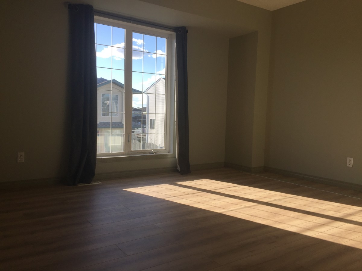 CLEAN Contemporary Townhome with ATTACHED GARAGE >>> 3 minutes to Anthony Henday - Thumbnail 19