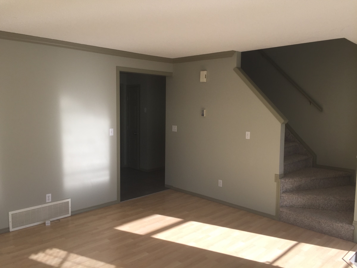 CLEAN Contemporary Townhome with ATTACHED GARAGE >>> 3 minutes to Anthony Henday - Thumbnail 2
