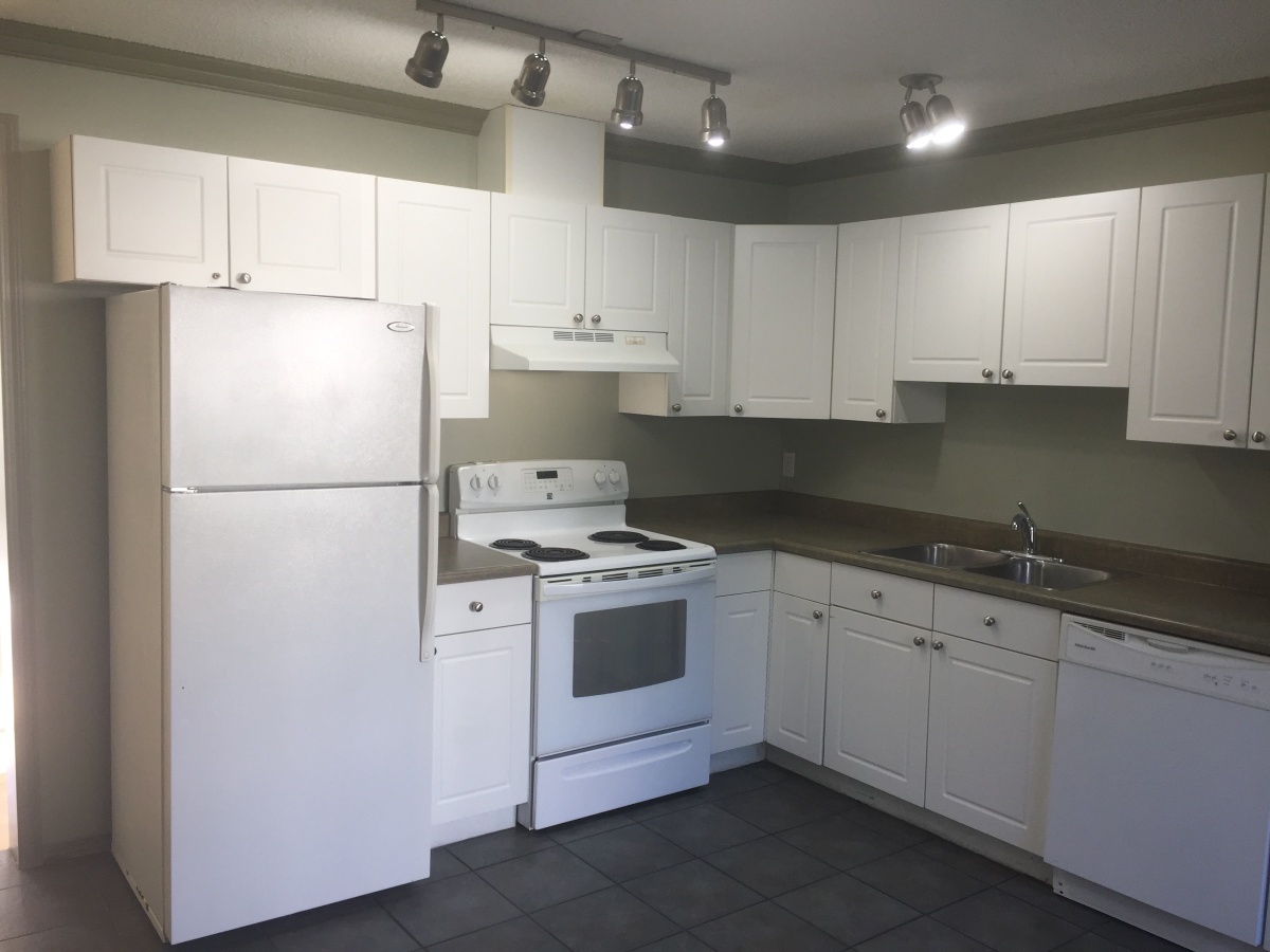 CLEAN Contemporary Townhome with ATTACHED GARAGE >>> 3 minutes to Anthony Henday - Thumbnail 11