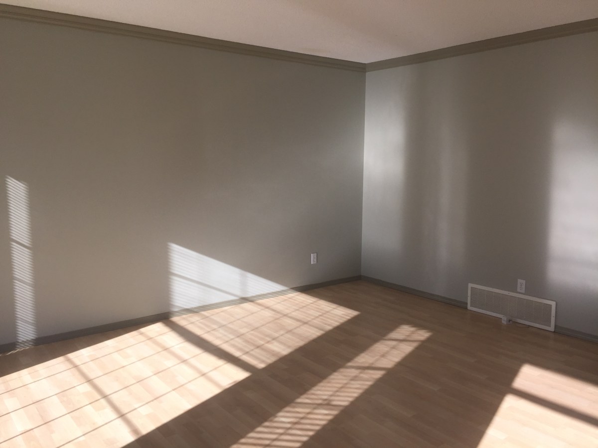 CLEAN Contemporary Townhome with ATTACHED GARAGE >>> 3 minutes to Anthony Henday - Thumbnail 3