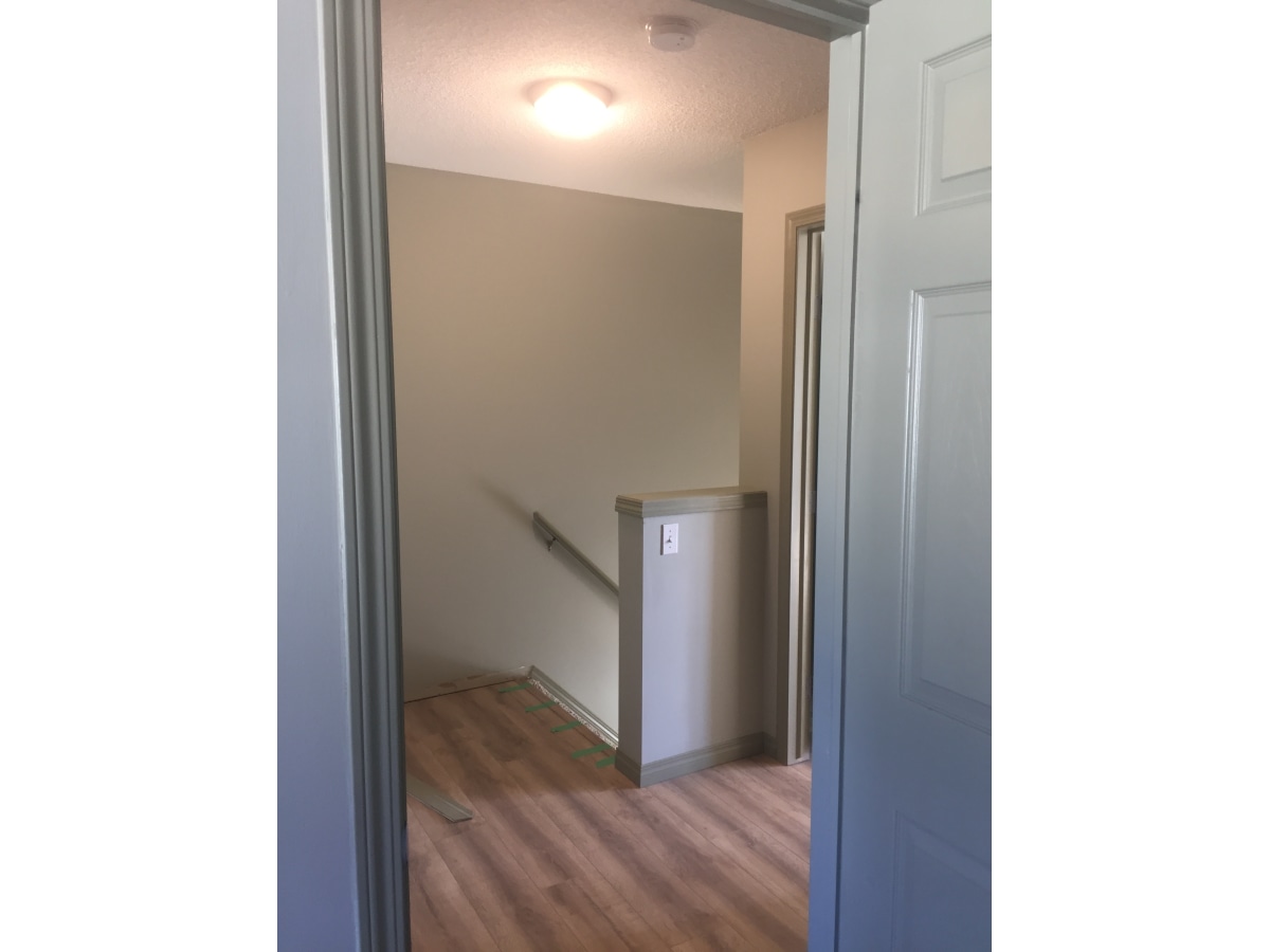 CLEAN Contemporary Townhome with ATTACHED GARAGE >>> 3 minutes to Anthony Henday - Thumbnail 7