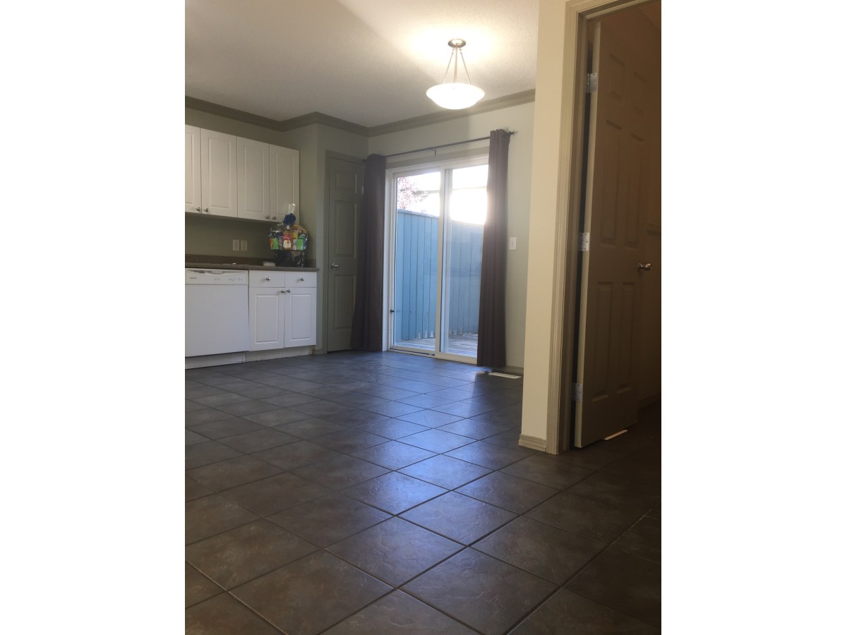 CLEAN Contemporary Townhome with ATTACHED GARAGE >>> 3 minutes to Anthony Henday - Thumbnail 15