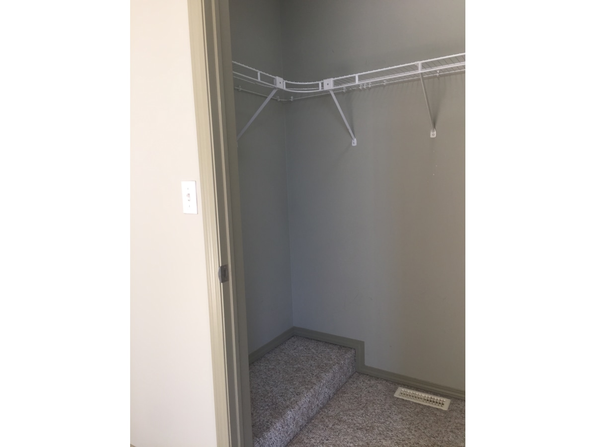 CLEAN Contemporary Townhome with ATTACHED GARAGE >>> 3 minutes to Anthony Henday - Thumbnail 25