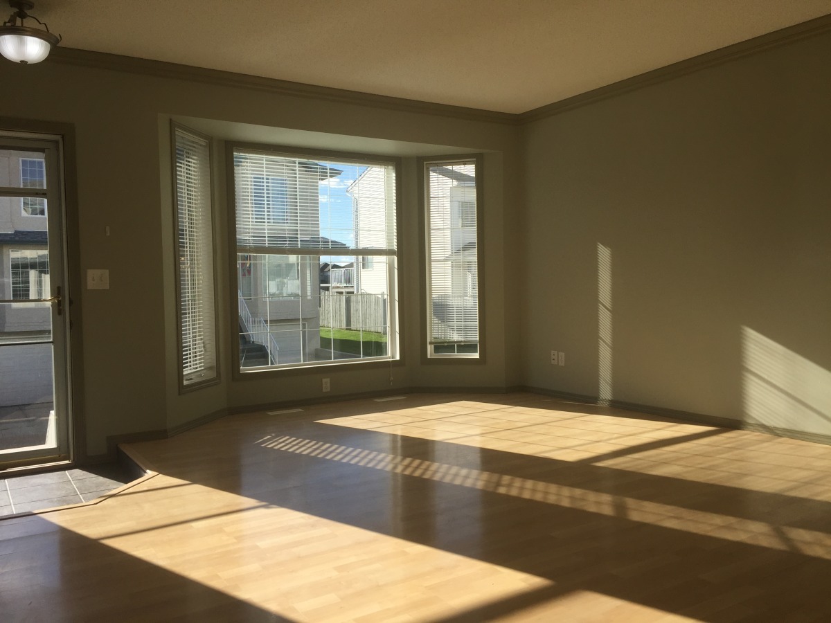 CLEAN Contemporary Townhome with ATTACHED GARAGE >>> 3 minutes to Anthony Henday - Image 1