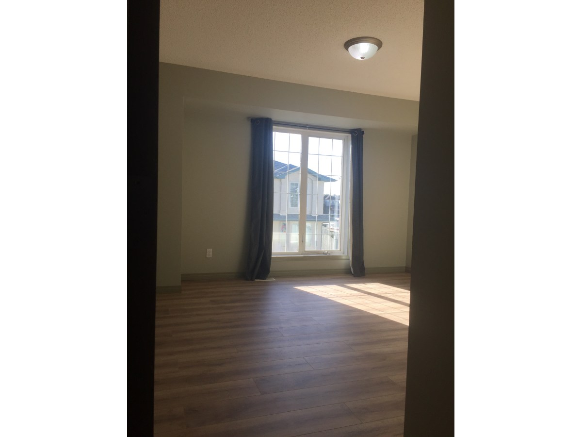 CLEAN Contemporary Townhome with ATTACHED GARAGE >>> 3 minutes to Anthony Henday - Thumbnail 22