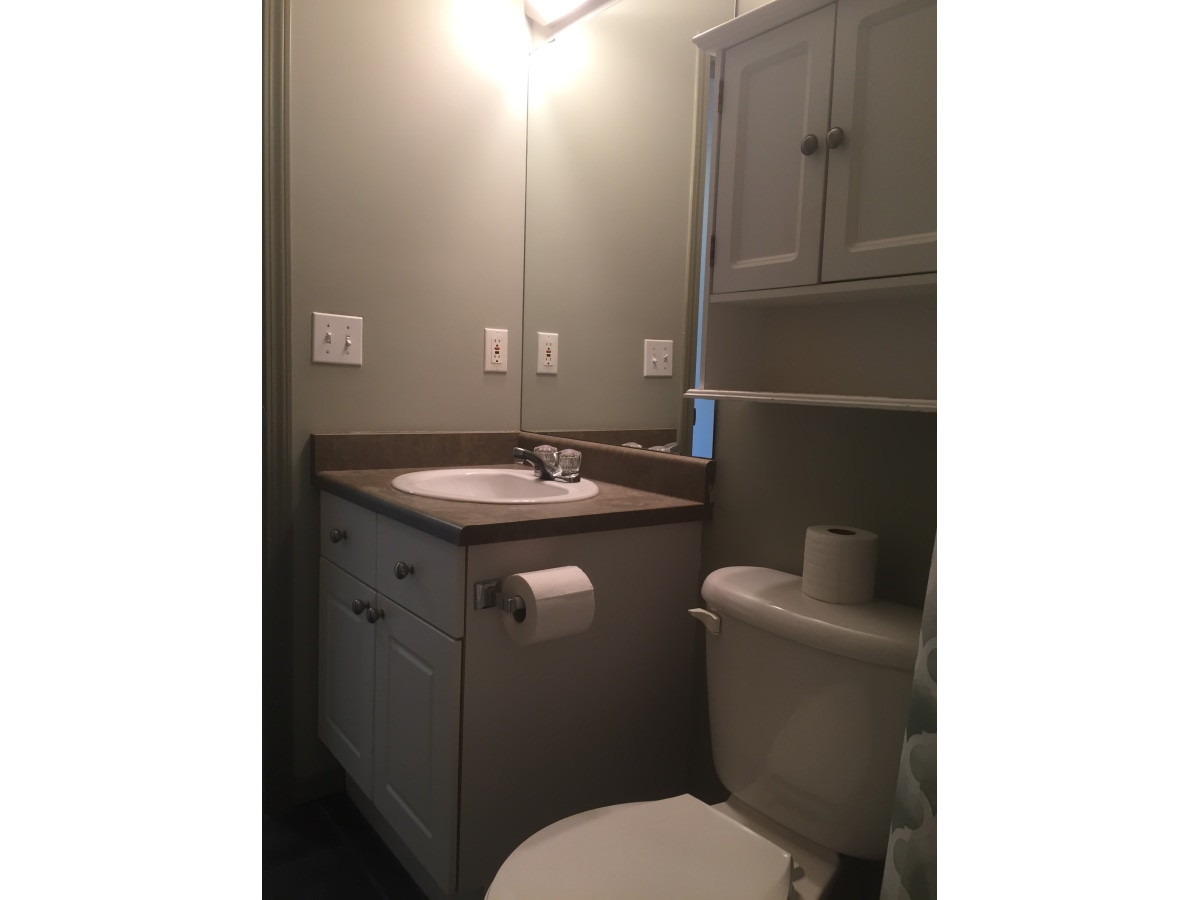 CLEAN Contemporary Townhome with ATTACHED GARAGE >>> 3 minutes to Anthony Henday - Thumbnail 31