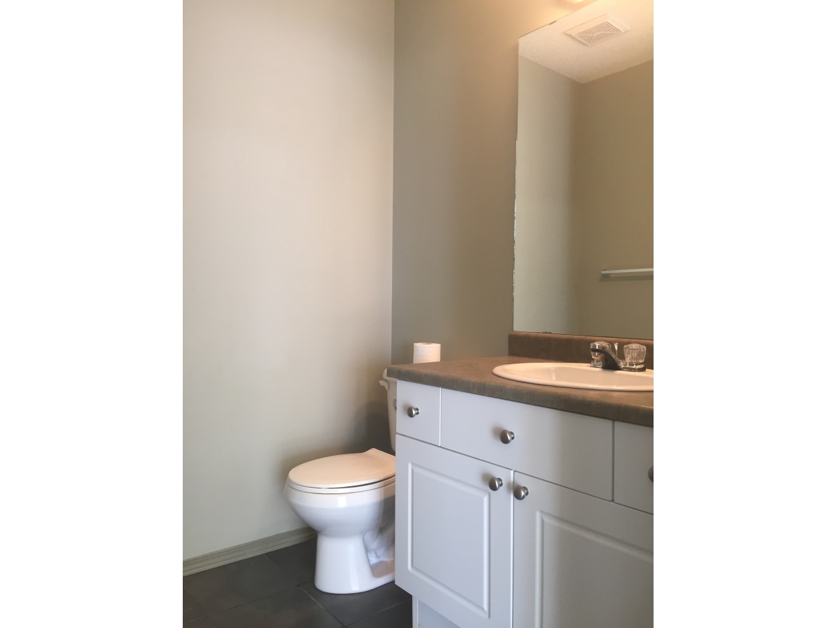CLEAN Contemporary Townhome with ATTACHED GARAGE >>> 3 minutes to Anthony Henday - Thumbnail 26