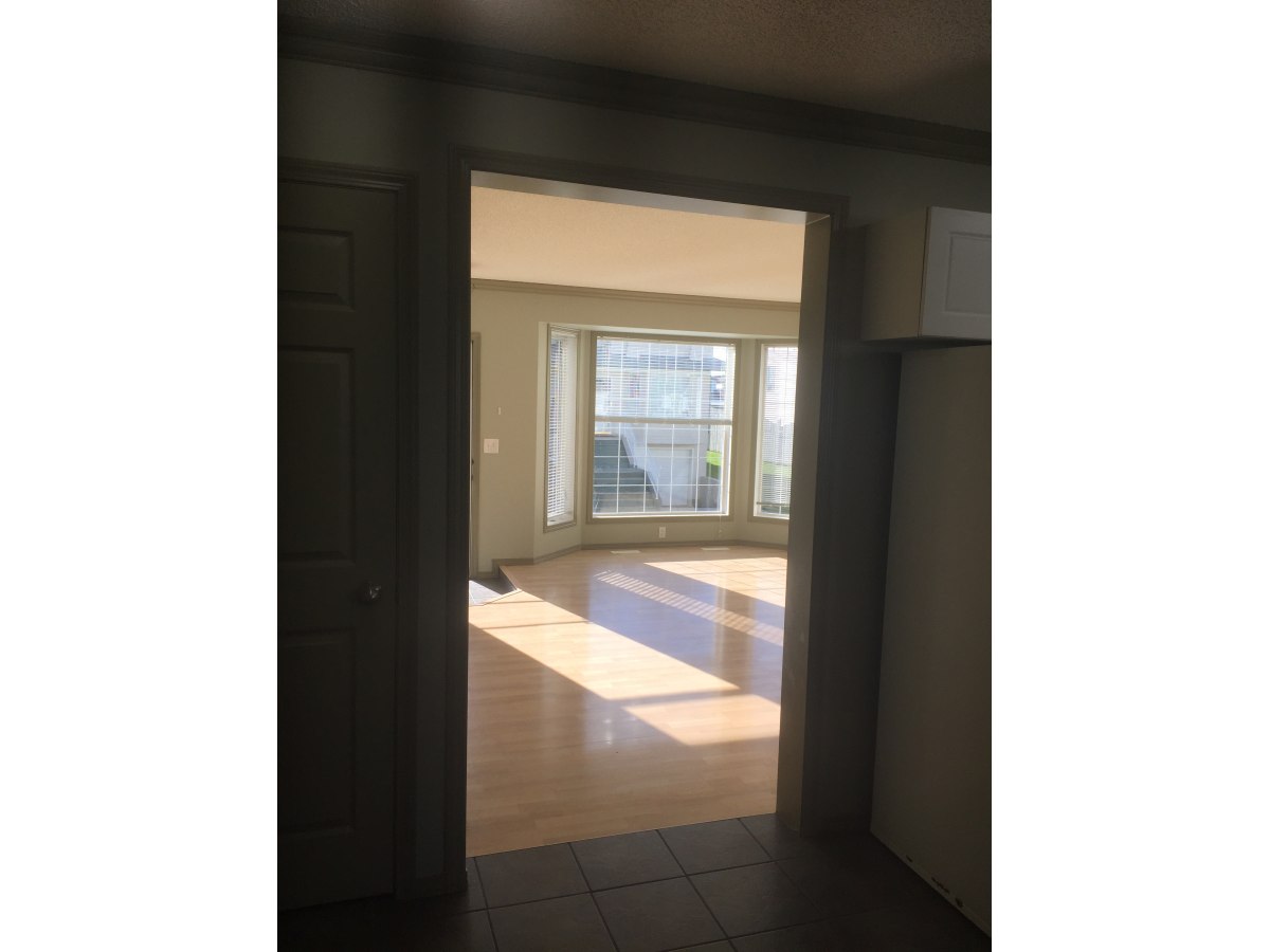 CLEAN Contemporary Townhome with ATTACHED GARAGE >>> 3 minutes to Anthony Henday - Thumbnail 5