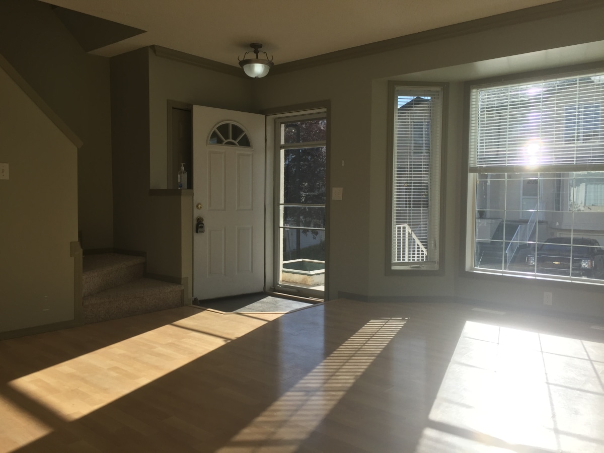 CLEAN Contemporary Townhome with ATTACHED GARAGE >>> 3 minutes to Anthony Henday - Thumbnail 6