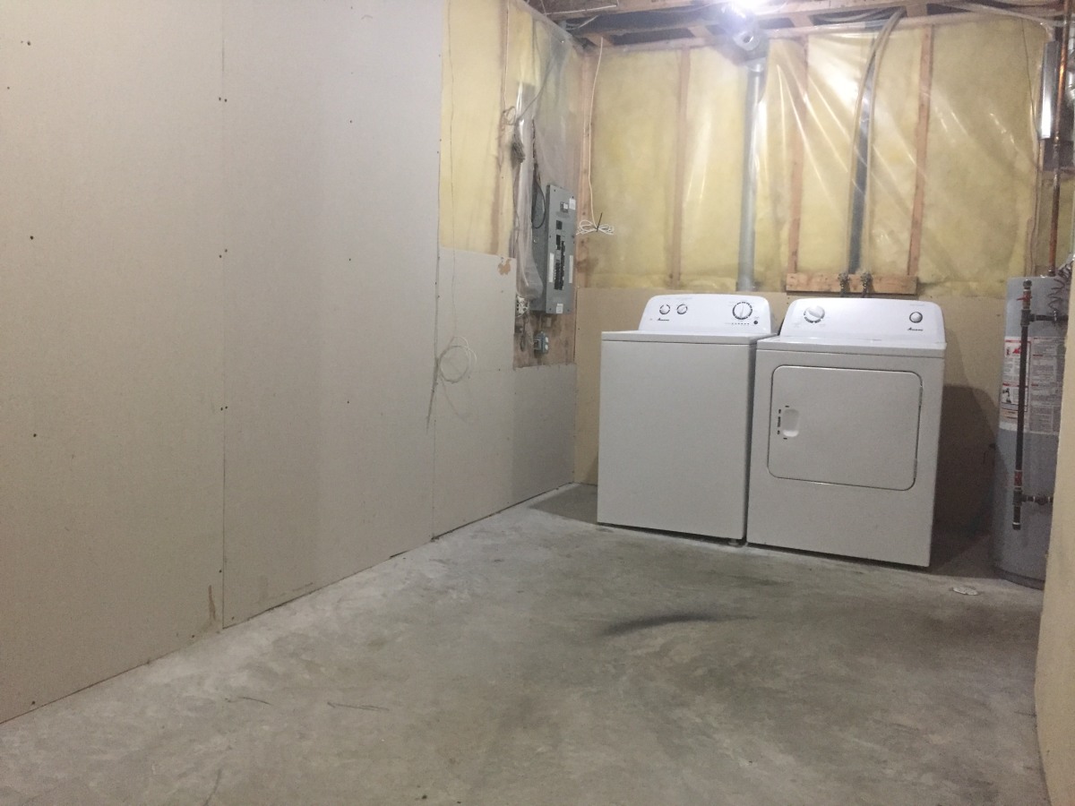 CLEAN Contemporary Townhome with ATTACHED GARAGE >>> 3 minutes to Anthony Henday - Thumbnail 33