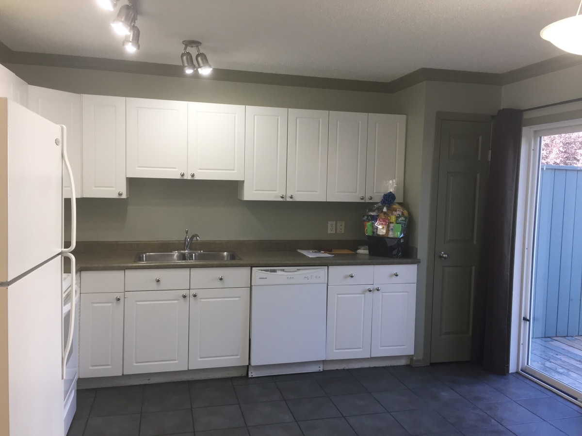 CLEAN Contemporary Townhome with ATTACHED GARAGE >>> 3 minutes to Anthony Henday - Thumbnail 12