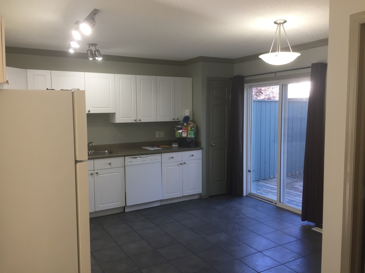 CLEAN Contemporary Townhome with ATTACHED GARAGE >>> 3 minutes to Anthony Henday - Thumbnail 13