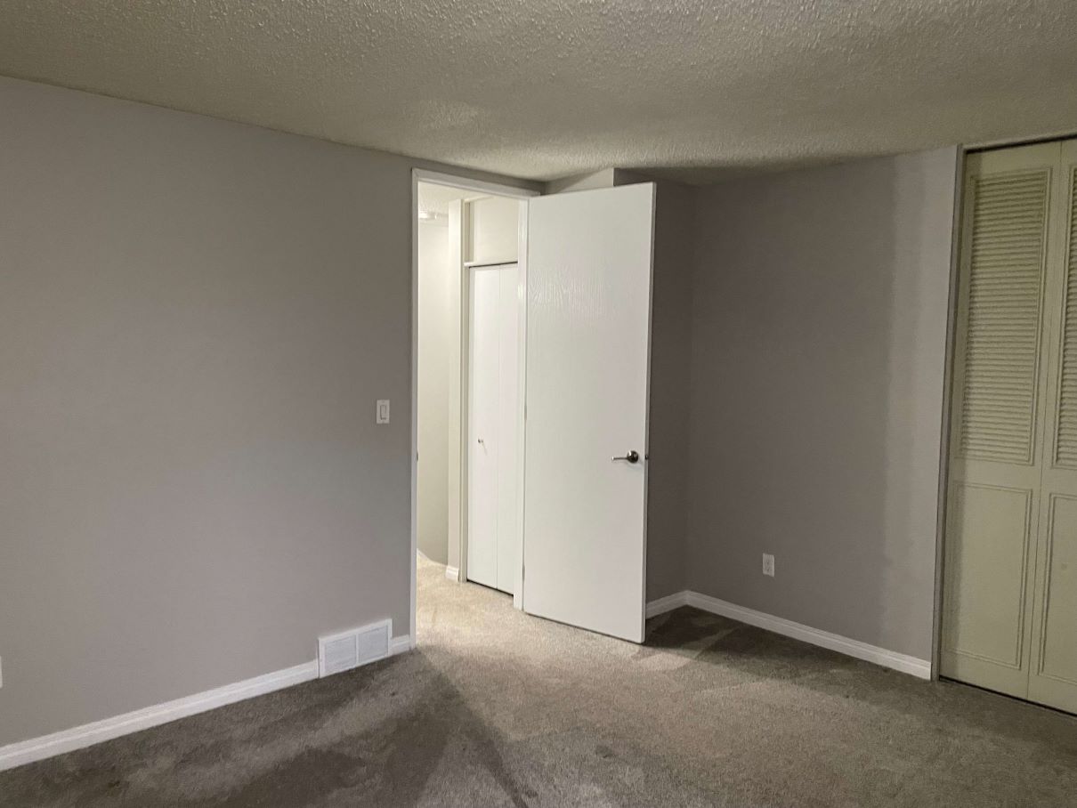 FRESH 3 Bedroom Townhome, 5 Appliances ~ North Edmonton - Thumbnail 10