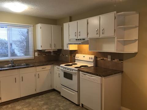 Move into THE INNER CIRCLE *** Clean Peaceful Home with CARPORT & Enormous Yard! - Thumbnail 13