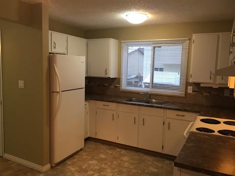 Move into THE INNER CIRCLE *** Clean Peaceful Home with CARPORT & Enormous Yard! - Thumbnail 14