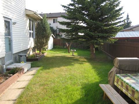 Move into THE INNER CIRCLE *** Clean Peaceful Home with CARPORT & Enormous Yard! - Thumbnail 32