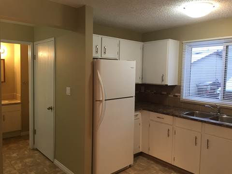 Move into THE INNER CIRCLE *** Clean Peaceful Home with CARPORT & Enormous Yard! - Thumbnail 15