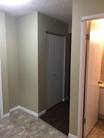 Move into THE INNER CIRCLE *** Clean Peaceful Home with CARPORT & Enormous Yard! - Thumbnail 2