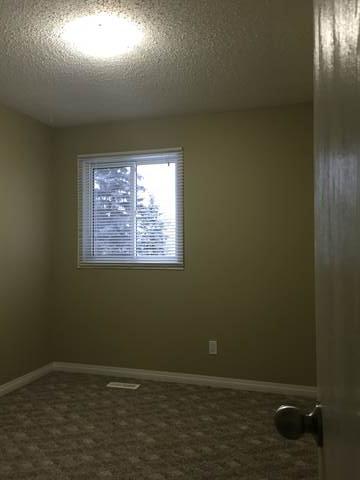 Move into THE INNER CIRCLE *** Clean Peaceful Home with CARPORT & Enormous Yard! - Thumbnail 16