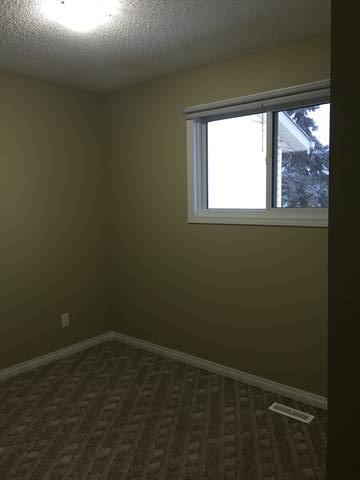 Move into THE INNER CIRCLE *** Clean Peaceful Home with CARPORT & Enormous Yard! - Thumbnail 18