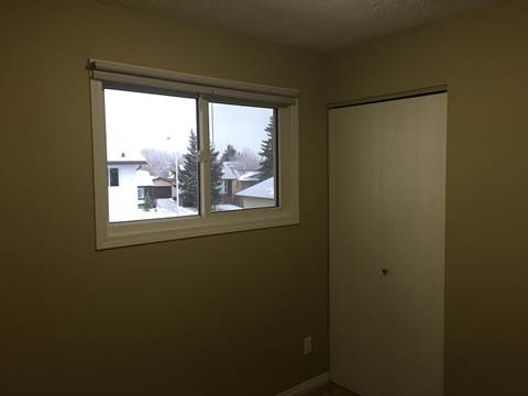 Move into THE INNER CIRCLE *** Clean Peaceful Home with CARPORT & Enormous Yard! - Thumbnail 20